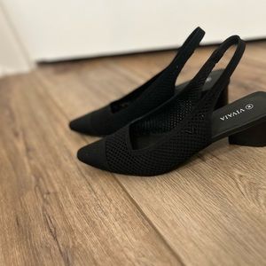 Comfortable stylish pointed kitten heel. Worn 1x but don’t dress up enough.